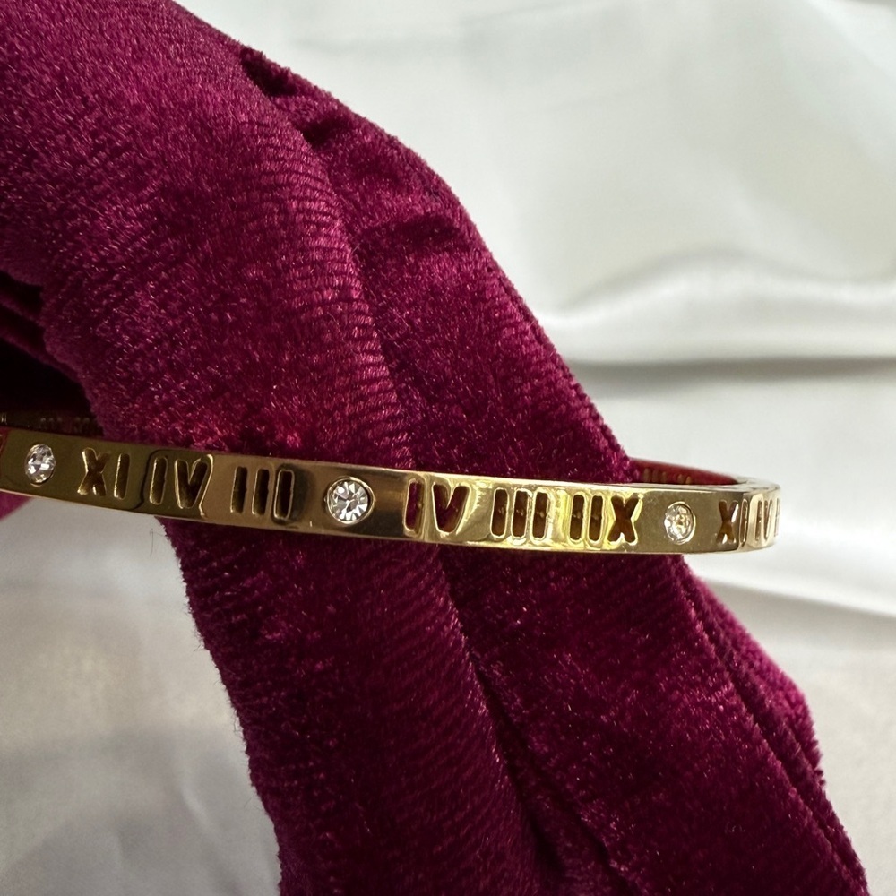 Best bracelet 
Stainless steel 
Luxury 
Roman Numeral Bracelet - Picture 6 of 13